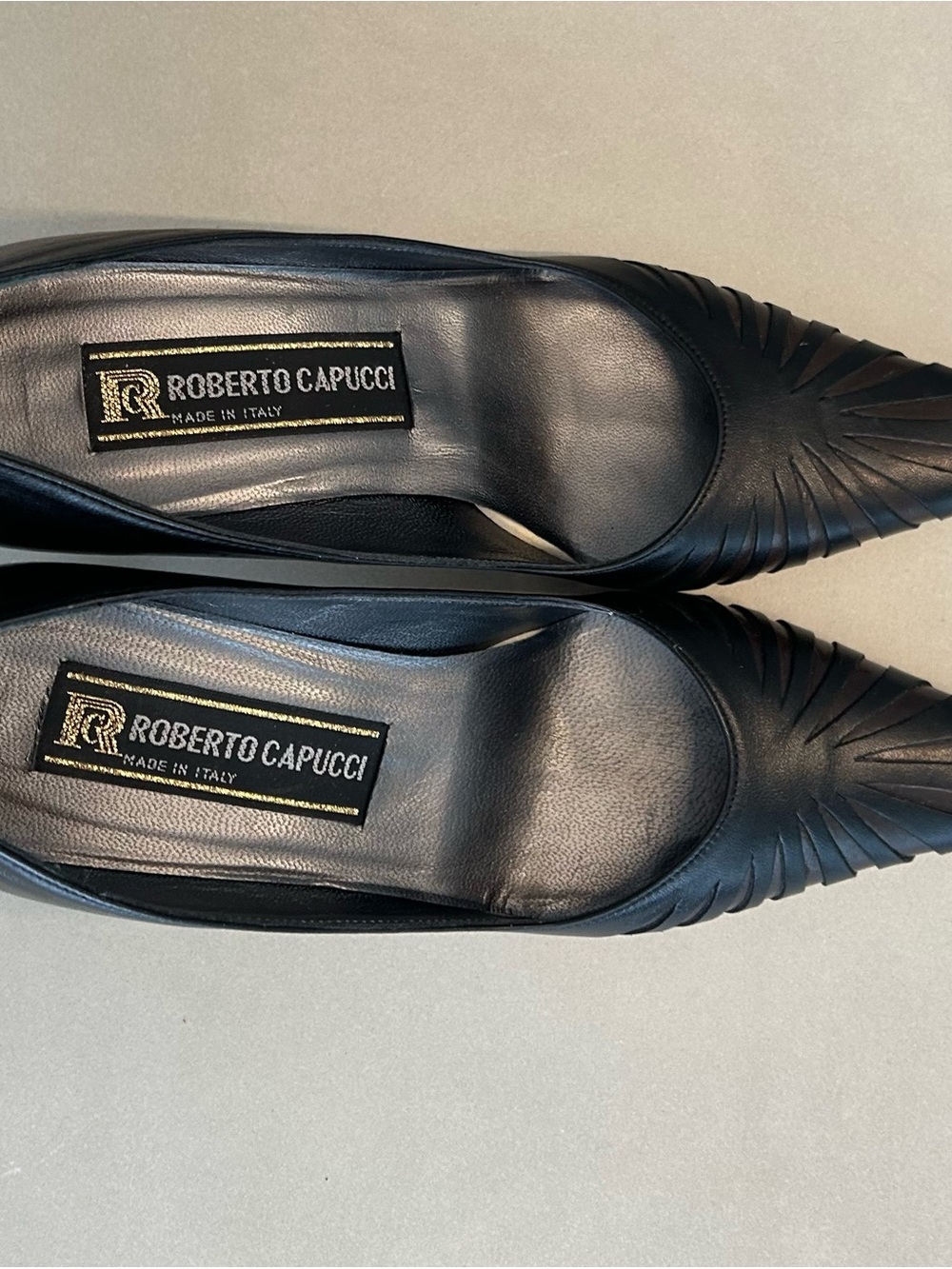 Vintage Roberto Capucci Black Leather Pleated Pointed Toe Pumps Size 7.5AA - Picture 10 of 16